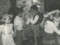 Bale Imprezy Noworoczne - tańczące dzieci